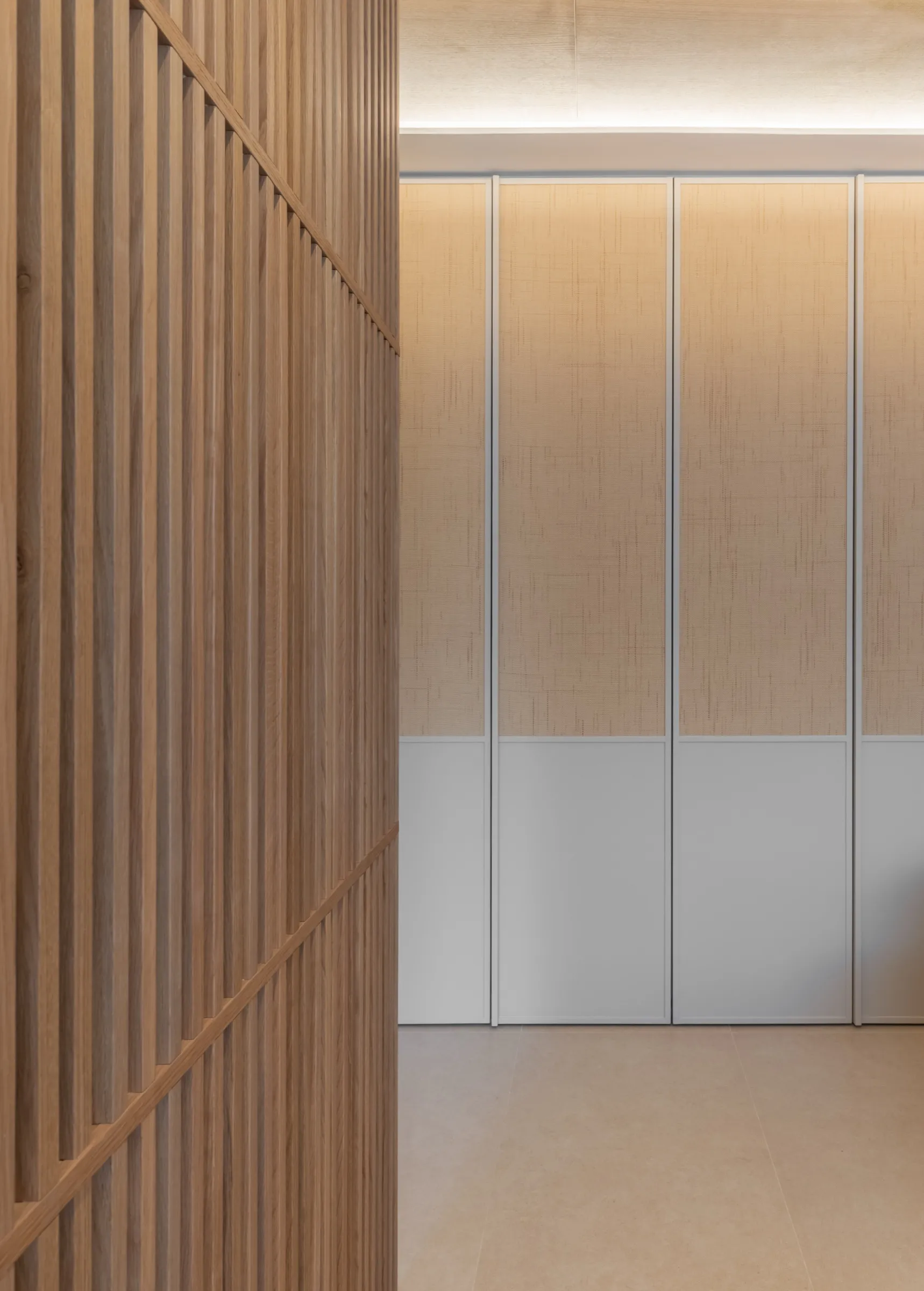 Celosía de listones de madera en un vestidor